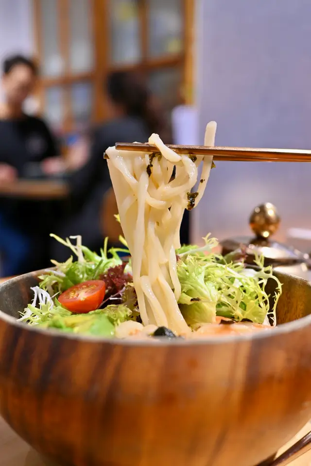 龍蝦湯配牛油果大蝦稻庭烏冬