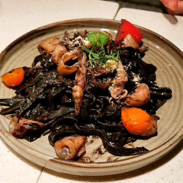 潮州魷魚墨汁闊麵