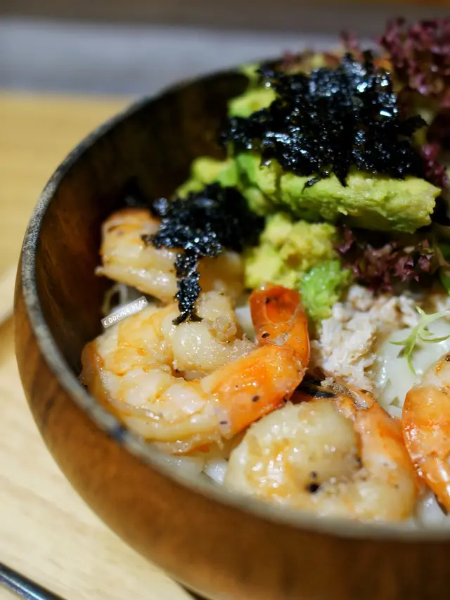 龍蝦湯配牛油果大蝦稻庭烏冬