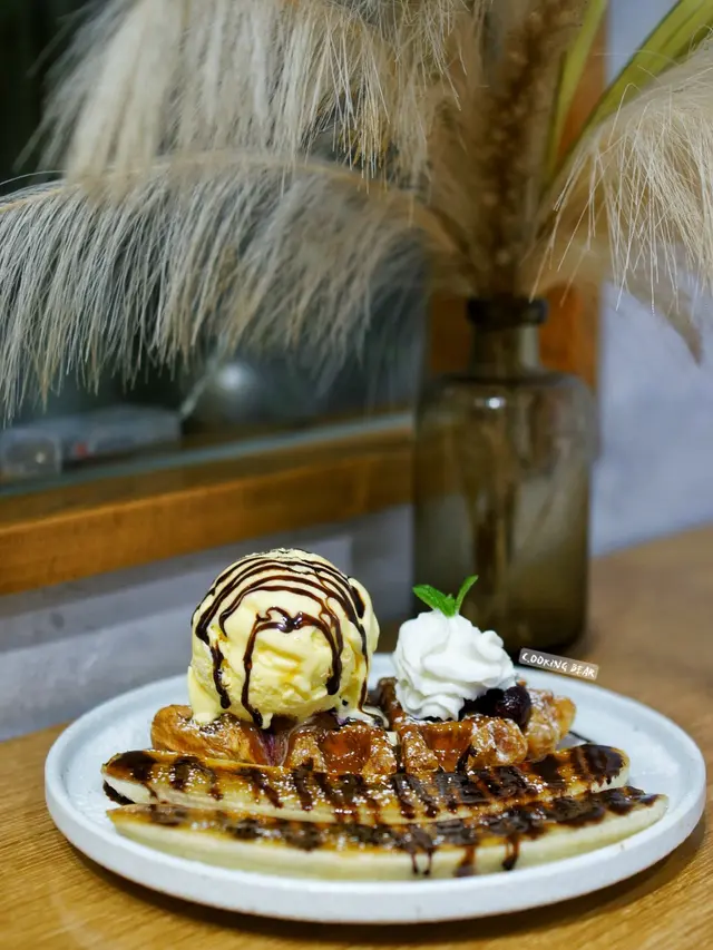 焦糖香蕉雲尼拿雪糕配牛角酥窩夫