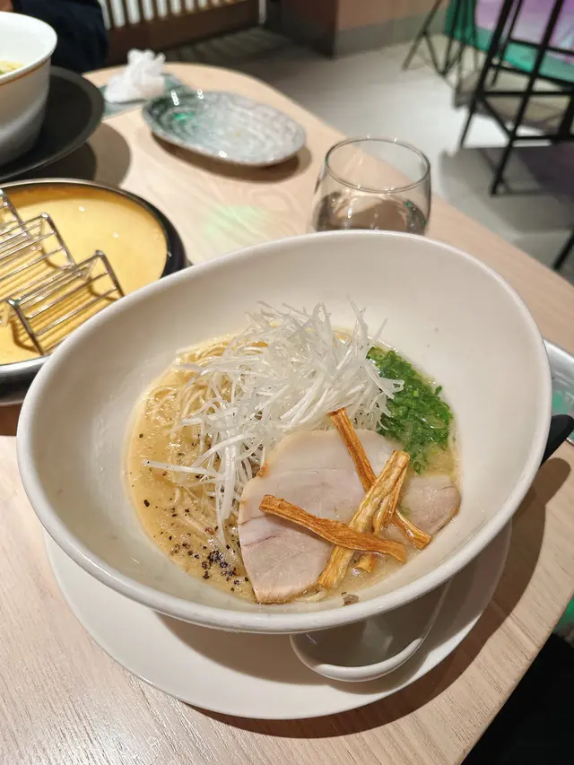 煙燻黑椒豚骨拉麵