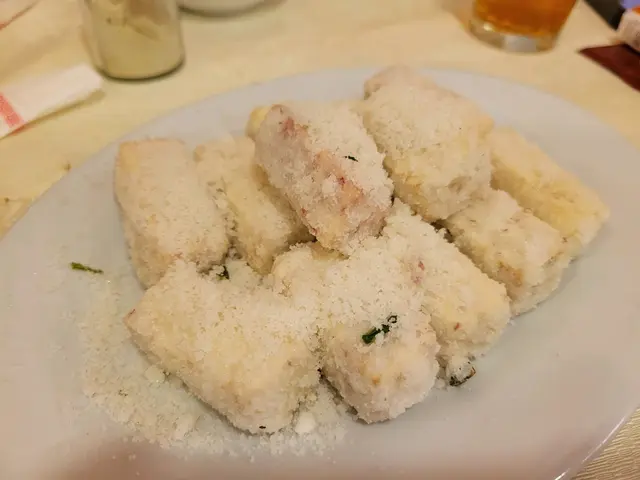 驚喜～之前未食過，原來咁好食😋
芋頭面有浸煎得好香又脆卜卜嘅糖霜，跟住裏面d芋頭又熱又粉，超好食😋