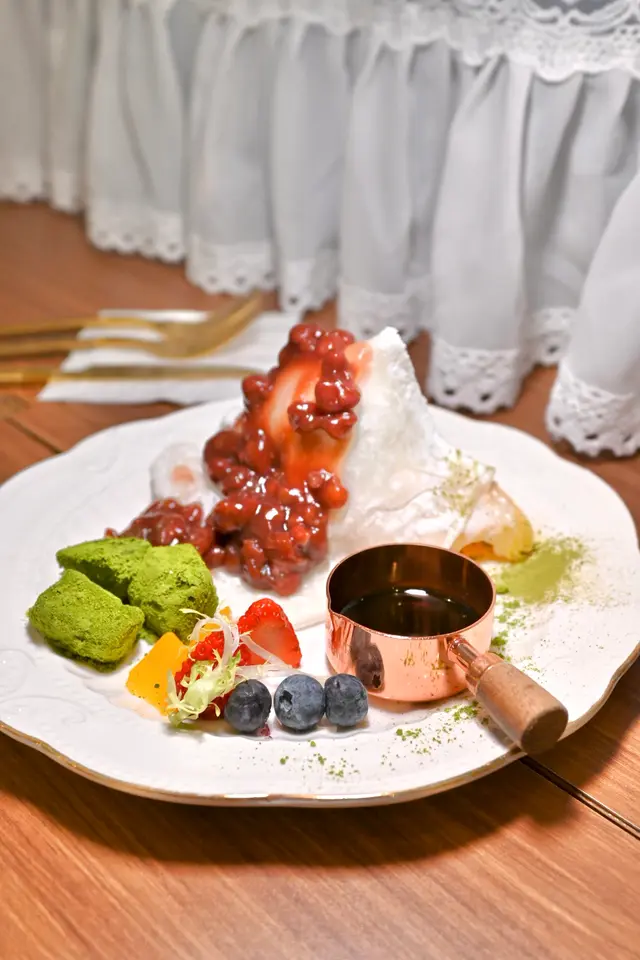 日本紅豆、抹茶蕨餅、麻糬及意大利雪糕  配牛角包窩夫 伴鮮果