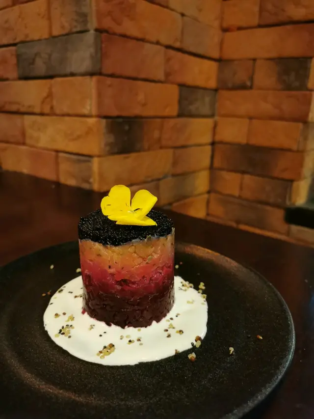 鱘魚黑魚子煙三文魚他他