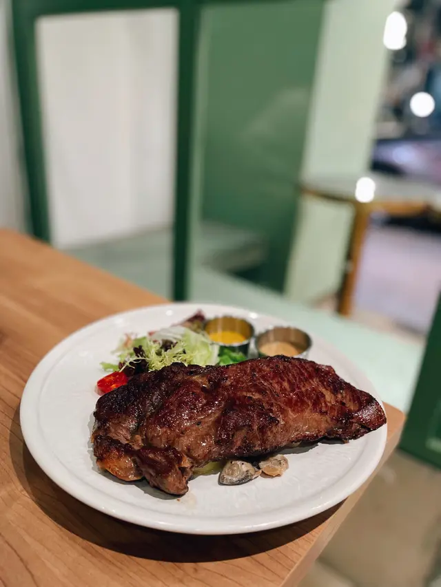 香煎紐西蘭頂級肉眼扒(10安士)配 薯蓉雜菜
