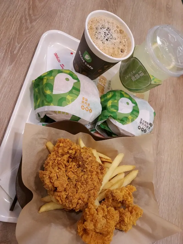 未拆開包裝都感覺到個包好細個
咖啡正常
青檸特飲要加1蚊，但係唔覺有青檸味
麻辣雞塊有三分一返粉漿，三分一係肥皮，得三分一有肉食，仲要係好鞋口