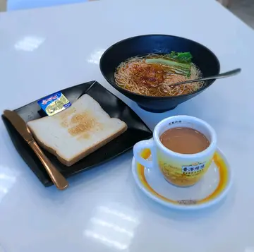 五香肉丁米粉+牛油多士+热奶茶