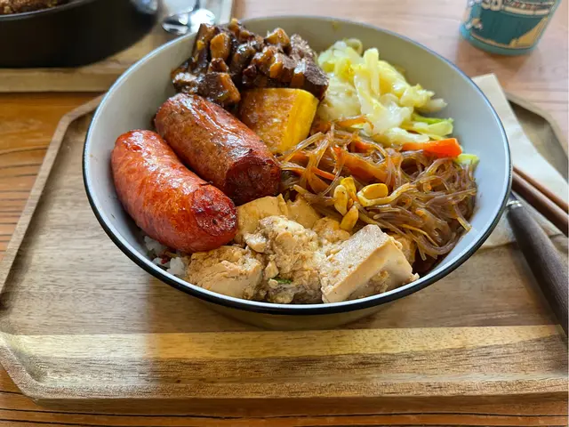 勝利雙腸滷肉便當