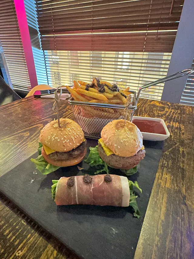 安格斯牛肉迷你漢堡伴車打芝士及松露薯條