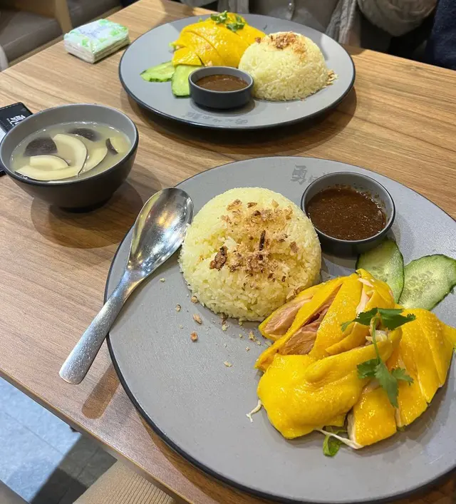 去骨海南雞油飯配椰子雞湯