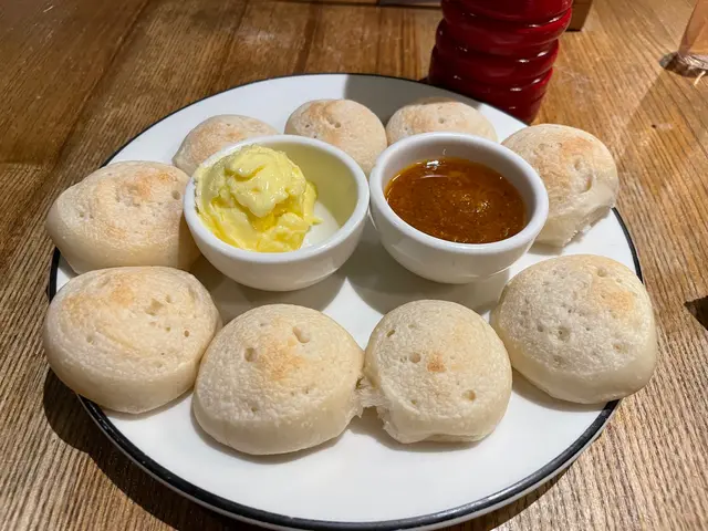記得以前有三款沾醬，包括牛油，現在只得兩種，味道好的，但感覺麵包球份量少了，感覺像吃空氣呢！