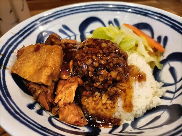 無骨香辣三杯雞肉燥飯