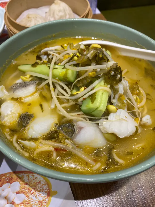 呢個係酸菜魚麵    其實係套餐  我都唔記得幾多錢  食物質素可以係中上  酸菜魚又爽又滑    麵條係上海面  好彈牙  非常好食