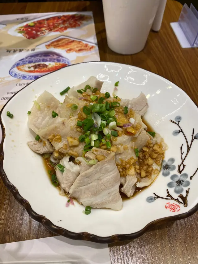 呢個蒜蓉白肉係熱熱地  所以個肉身會比凍食鬆軟  同埋因為熱熱地  肉身會入地蒜蓉同醬油既味道  我比較鐘意食呢種蒜蓉白肉