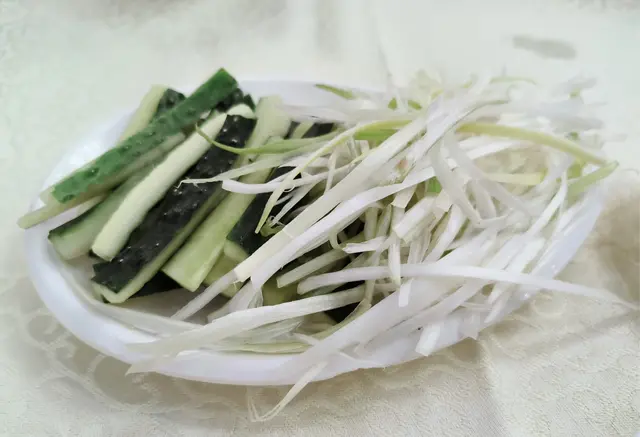 青瓜段及蔥絲.拌醬足夠.拌醬可添！👍👍👍