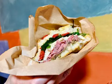 招牌熏牛肉青瓜意式三文治