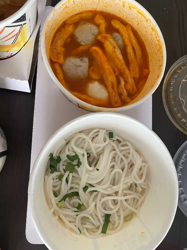 貢丸墨魚丸米線（番茄湯底）