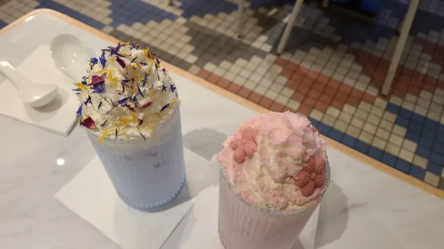 藻藍蛋白椰香鮮奶特飲, 粉粉櫻花椰香鮮奶特飲