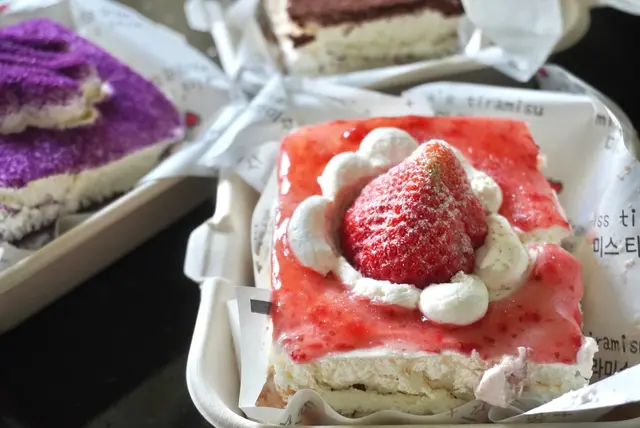 長崎縣糖蜜草莓配海鹽芝士奶蓋提拉米蘇