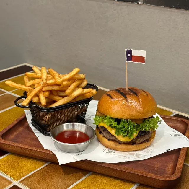 單點$88,套餐+$50 (薯條 餐湯 餐包)