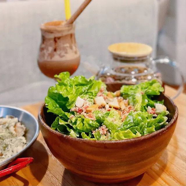 前菜先嚟嗰沙律🥗一大盆沙律份量十足,有沙律菜🥬、煙肉碎🥓、麵包粒🥖、芝士粉🧀