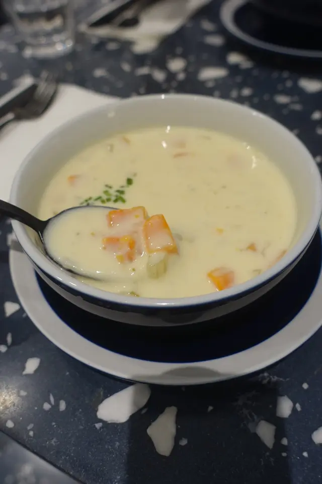 混合煮得軟腍的甘筍、西芹粒及少許蜆肉