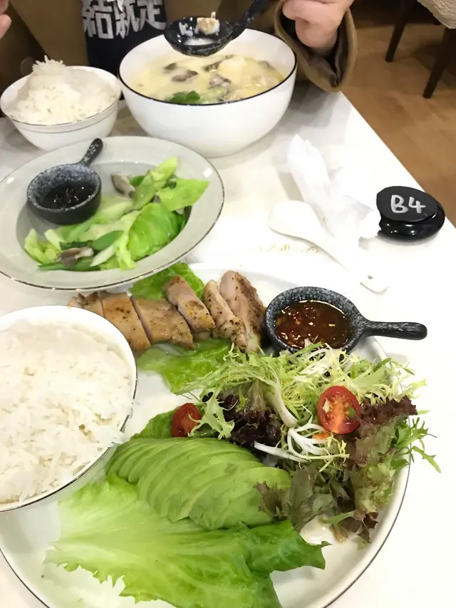 香草黑椒焗雞扒配牛油果沙律