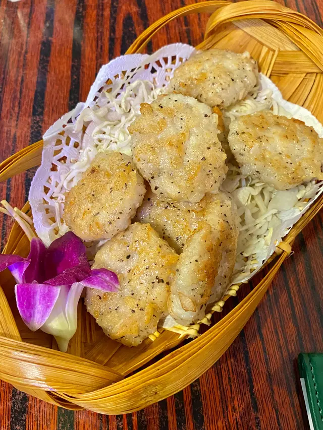 好味嘅，但無乜蓮藕味，比較似一件好味嘅墨魚餅