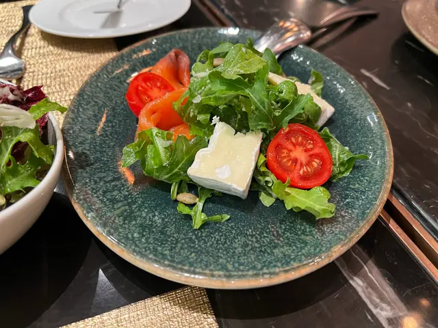 煙三文魚布里芝士火箭菜沙律