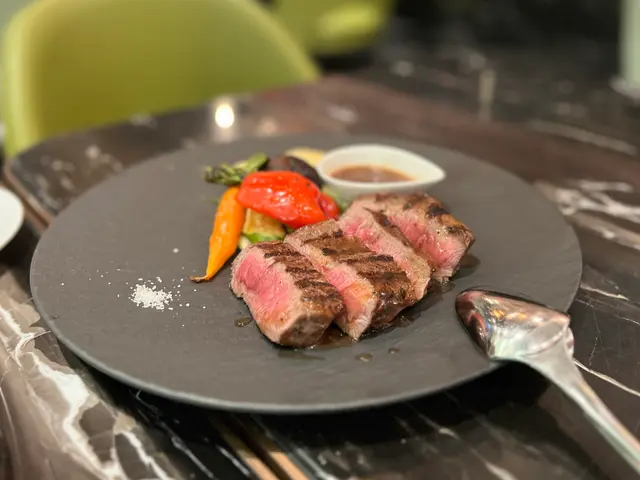 香烤肉眼扒配薯蓉及小甘筍