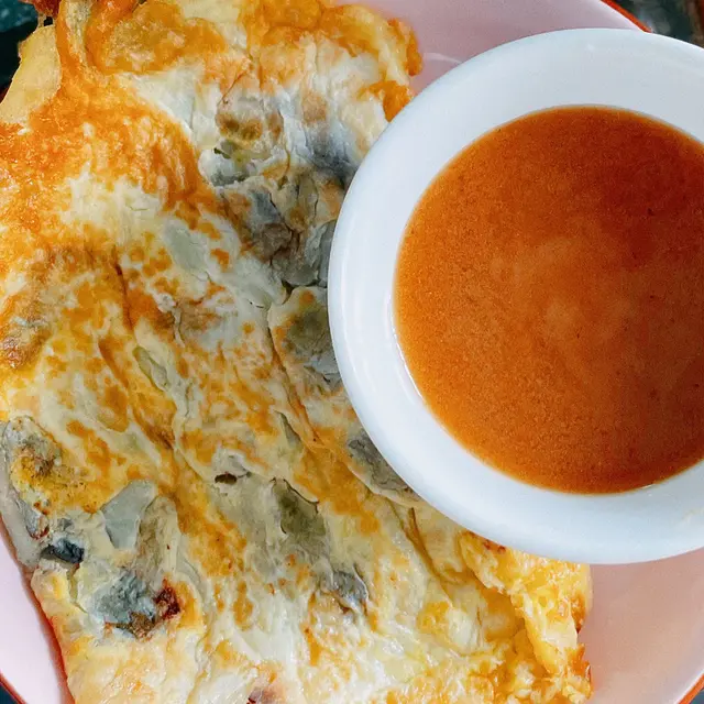 台灣嘅蚵仔煎真係好好味！依個蚵仔煎份量十足，蚵仔肉粒粒飽滿🦪