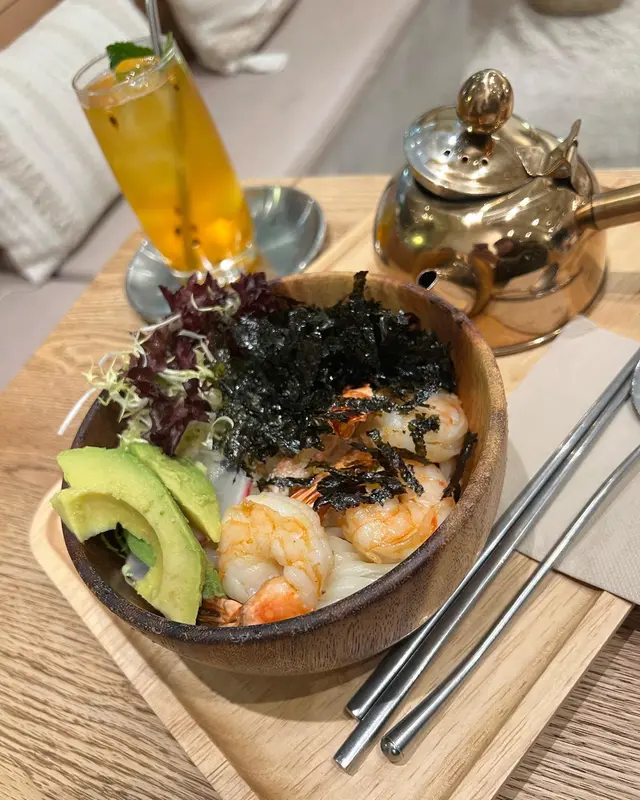 龍蝦湯配牛油果大蝦稻庭烏冬