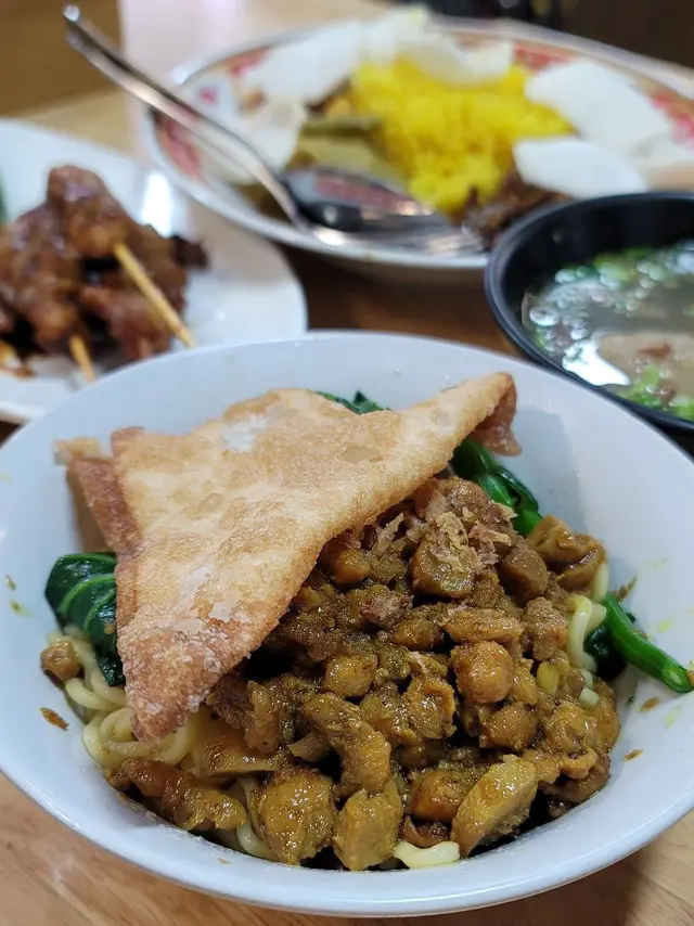 Mie Ayam Special (鷄肉牛丸撈麵) - 牛丸好嫩，口感好似牛仔肉一樣，放在表面的印尼炸雲吞是無餡的，但都好香。鷄肉都好香，麵的口感都好有彈性。