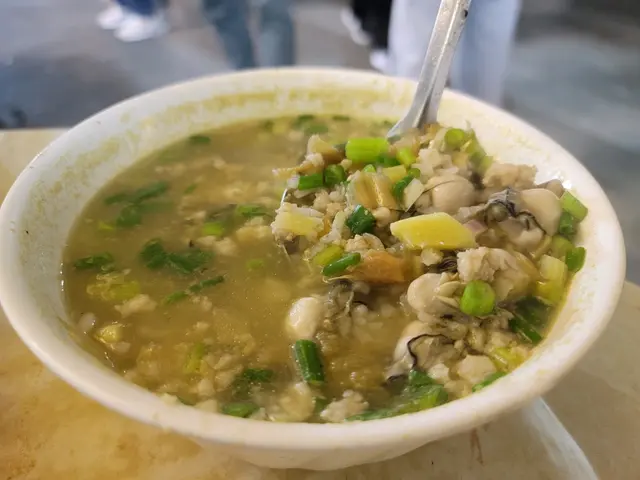 料多過米，蠔仔隻隻又肥又新鮮，完全無砂石無腥味，湯水有齊肉碎、蔥花、香芹、冬菜，混合出呢種傳統原型既美味!