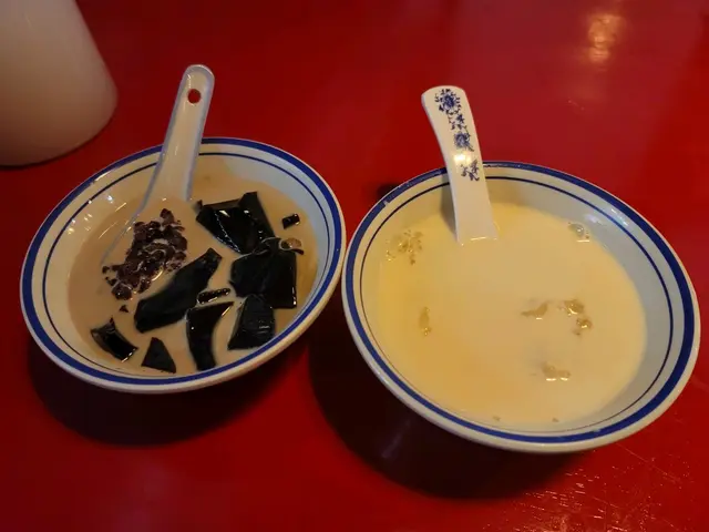 自家製紅棗鮮奶燉花膠和自家製涼粉