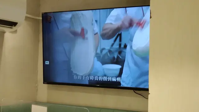 店內播放飲食節目,介紹此店