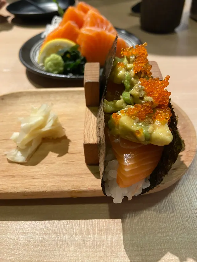 牛油果三文魚手卷