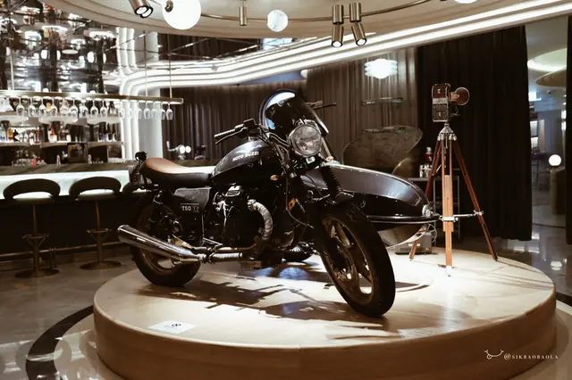 舊式摩托車、相機