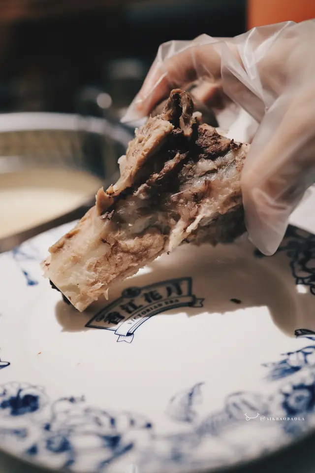 可以把骨拿著吃～喜歡吮骨頭的朋友，一定要試試！