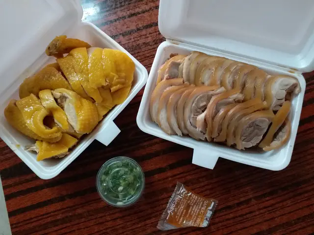 左: 半隻白切雞, 右:滷水豬腳