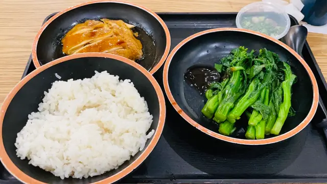 豉油無骨雞飯 配 油菜 配 熱咖啡 