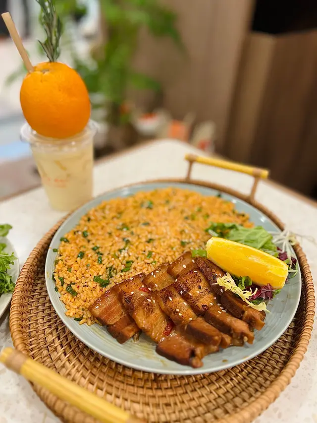 燒醬油黑毛豬白切肉紫蘇飯 