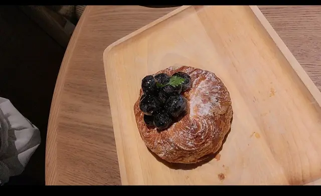 超多藍莓,,食到最頂的位置還有少量吉士及芝士令到麵包無咁乾及中和了甜度