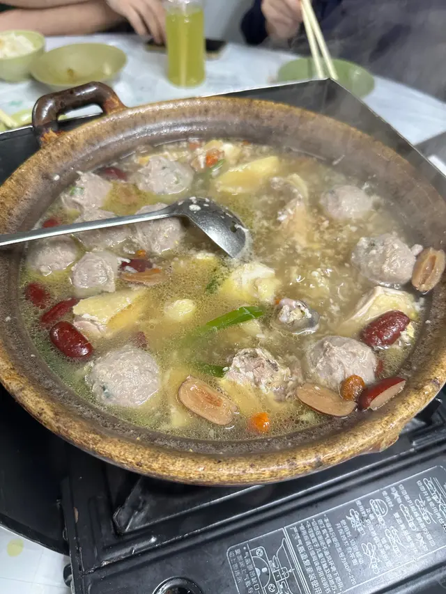 秘製糯米酒手打豬肉丸雞煲
