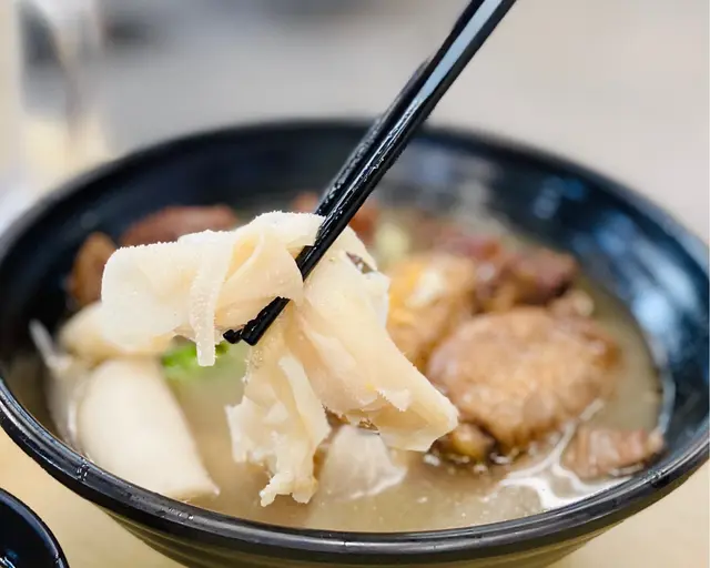 $38就有三個餸選擇連菜底，肚餓嘅時候嗌多一兩款亦都完全唔貴。 🍜總共要咗五款比較係熱門嘅推介:  柱候牛肋條，五香牛筋，滷水豬腸，雞中翼，牛柏葉。🍜 牛肋條同牛腩有少少相似，用心熬製嘅牛肋條肉質多根部夠晒香，🐮而且又唔韌。