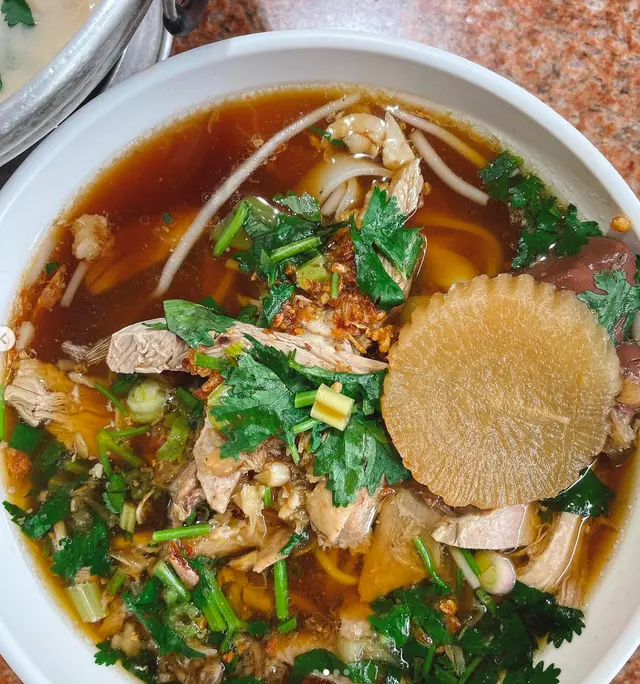 湯頭清潤香甜,鴨肉濃郁鬆軟,稱唔上嫩滑,但老肉有老肉嘅濃香。