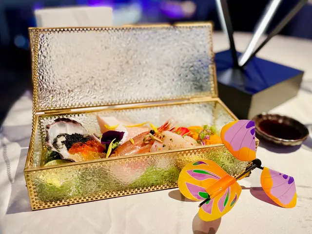 包括左奶香味十足嘅海膽，面滑嘅質地，再加埋甜美嘅後勁，🐟新鮮又矜貴； 之後就有珍寶帶子刺身，厚身嘅帶子肉冰凍嘅溫度半隨着微甜嘅感覺，如果再配合海膽一齊食就非常有甜美二重奏嘅感覺； 另外牡丹蝦亦都非常新鮮，🦐紅潤嘅蝦肉又爽，但有堅挺，作為刺身嘅蝦，當然係香甜無腥味；🦐日本生蠔，再配上三文魚子同埋黑魚子，🦪中和左生蠔嘅濃厚海水味而注入咗多重天然魚香味