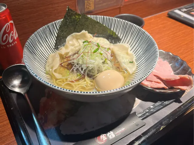 日式餃子鹽味拉麵  配  慢煮叉燒