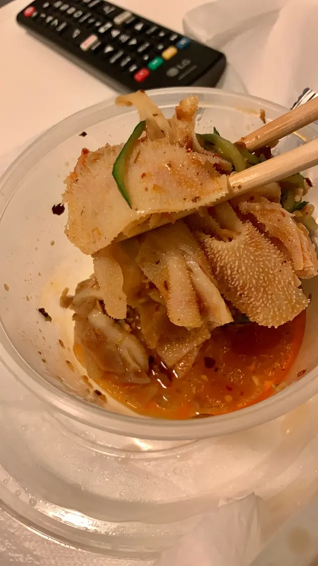 一對筷子就夾起晒