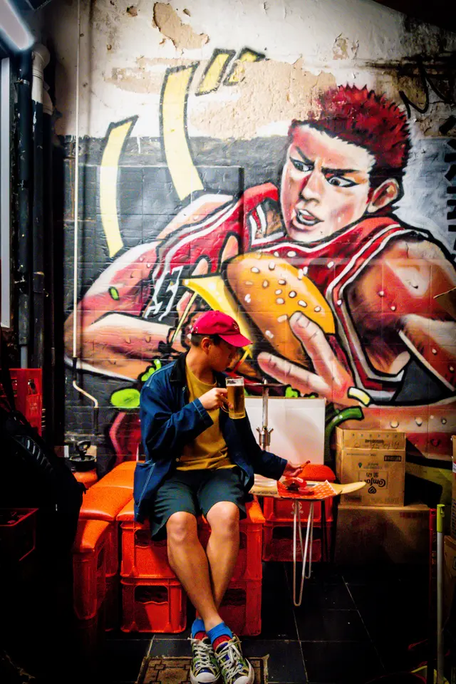 手持著日版零度生啤Asahi